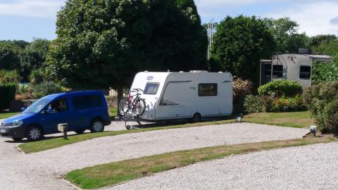 Wohnwagen-Gespann mit Zugfahrzeug